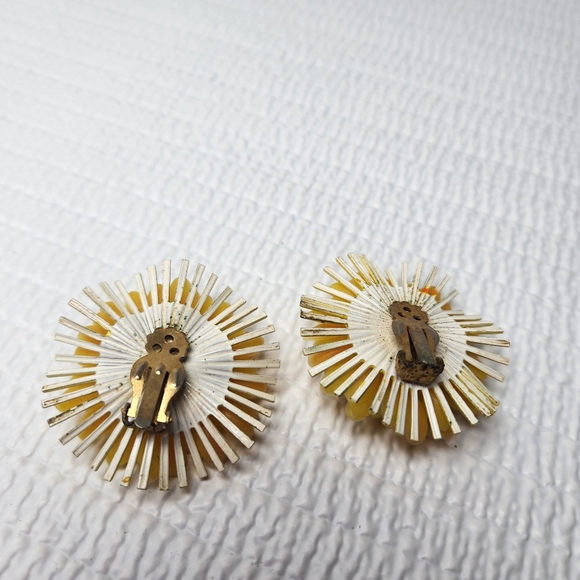 Vintage yellow plastic flower clip earrings - Picture 2 of 2